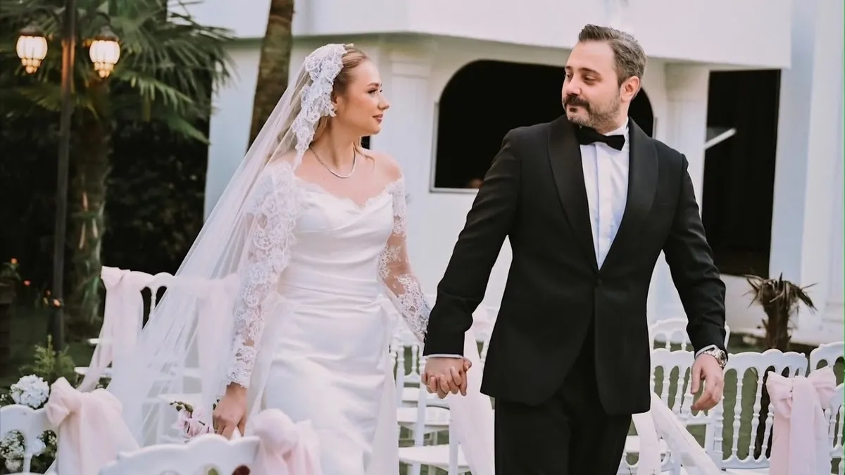 yesilcamin-sultani-nikah-sahidi-oldu-turkan-soray-dugunde-gozyaslarina-boguldu-1791465097176.jpg Yeşilçam'ın efsane ismi Türkan Şoray nikâh şahidi oldu! Ailenin prensi evlendi: Sultan gözyaşlarına hakim olmaya çalıştı-5