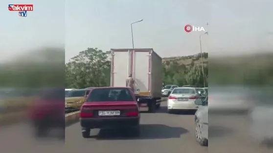 Diyarbakır’da kamyonetin arkasına tutunan şahsın tehlikeli yolculuğu kamerada