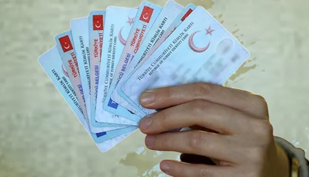 bankalarda-artik-gecerli-olmayacak-cipli-kimligi-olmayana-her-yer-kapi-duvar-yeni-kimlik-karti-nasil-alinir-ba-1672396535773.jpg