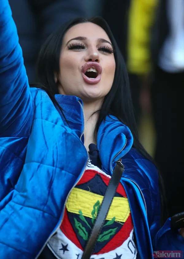 Bazı Taraftarlar İse Maç Başlamadan Çok Önce Coşkulu Bir Şekilde Tezahüratlara Başladı...