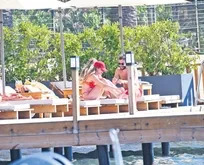 Bodrum’da ünlüler buluşması: Ezgi Eyüboğlu, Serkan Altunorak ve Burak Berkay Yalıkavak’ta