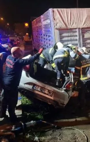 İzmit'te korkunç son! Otomobil kamyonun altına girdi: 3 kişi hayatını kaybetti