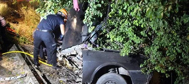 Ağaca çarpan otomobil ikiye katlandı