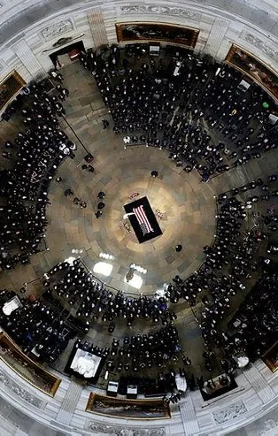 ABD'li Senatör McCain için Kongre'de tören düzenlendi