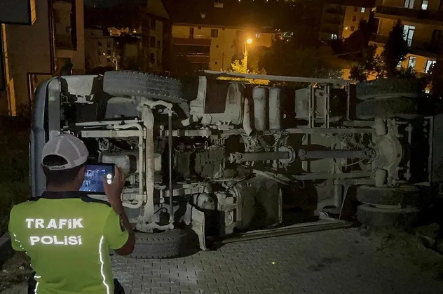 Kocaeli'de çöp kamyonu devrildi!