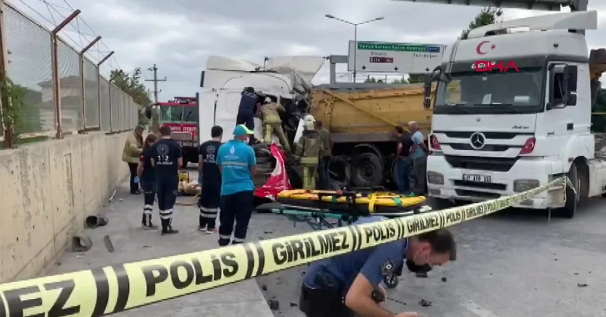 İstanbul Çekmeköy'de hafriyat kamyonları çarpıştı: Kamyon sürücüsü araçta sıkıştı