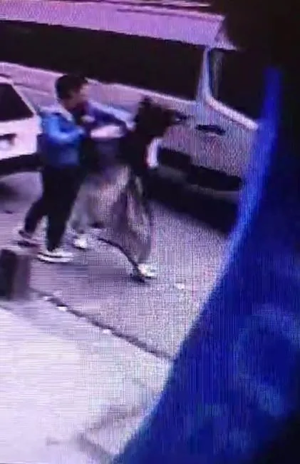 istanbulda-kaza-yapan-surucu-hincini-yanindaki-kadindan-cikardi-o-anlar-kamerada-1714976490716.jpeg İstanbul'da kaza yapan sürücü hıncını yanındaki kadından çıkardı: O anlar kamerada-3