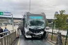 İstanbul'un toplu taşıma çilesi bitmiyor! Metrobüs kaza yaptı: Vatandaşlar yağmurda perişan oldu