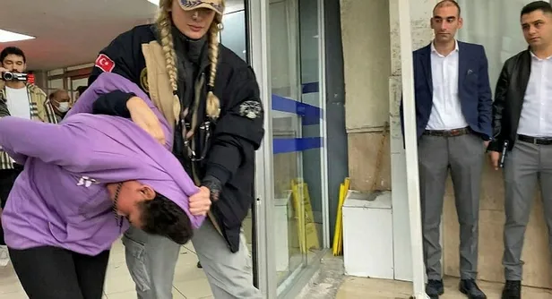 iyi-partili-erozandan-istiklal-bombacisi-pkkypgli-albashiri-aklama-girisimi-elindeki-paketin-icinde-ne-oldugun-1668637087070.jpeg İYİ Partili Erozan'dan İstiklal bombacısı PKK/YPG'li Albashır'i aklama girişimi: Elindeki paketin içinde ne olduğunu bilmiyor olabilir-4