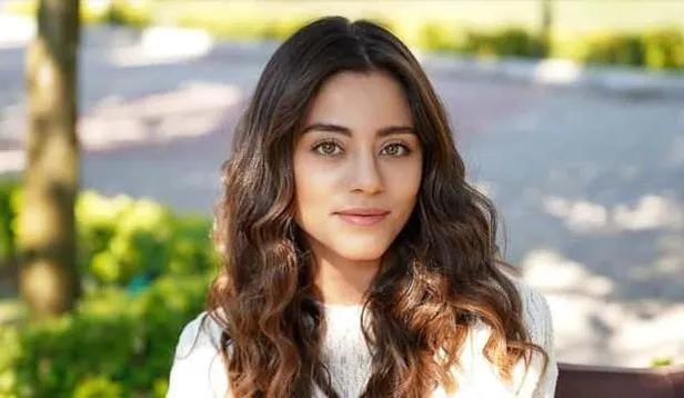 1652432466611.jpg Sıla Türkoğlu diziden ayrıldı şehri terk etti! Emanet'in Seher'inden kalp krizi geçirten hareket! Final dublöre ‘Emanet’ edildi-4