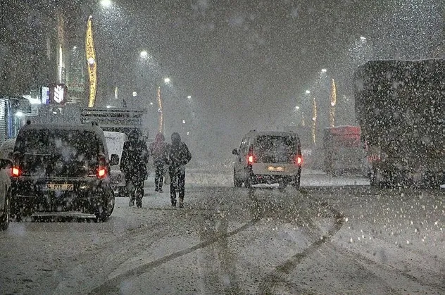 İstanbul'a son dakika kar uyarısı: Meteoroloji'den yeni hava durumu raporu! O ilde okullar tatil edildi