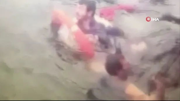 Son dakika: İstanbul Boğazı'nın ortasında can pazarı kamerada! Yaşlı adam tekneden düştü-1