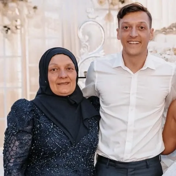 Mesut Özil’in bilinmeyen yönü! Duvara asılan anne nasihati dikkat çekti - 4