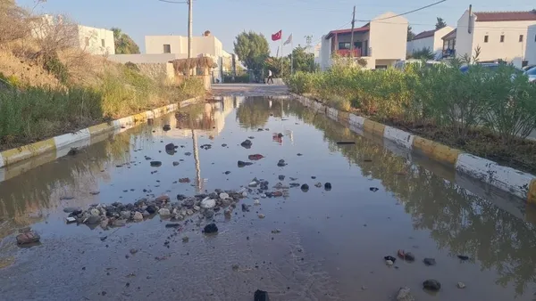 1691523072617.jpeg CHP'li belediye ölüme davetiye çıkardı! Ana isale hattı bomba gibi patladı! Motosikletliyi ve köpeğini havaya fırlattı-3