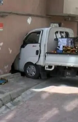 İstanbul'da freni patlayan kamyon eve daldı
