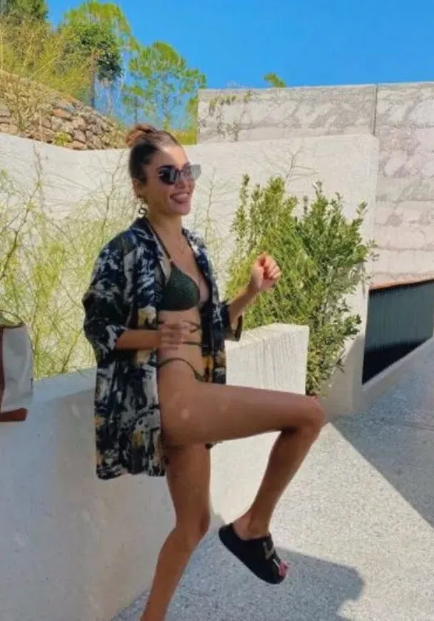 Hande Erçel paraları yok gibi bikinilerine saçıyor bir ailenin geçimi fiyatına! Bikiniye bu kadar verilir mi Hande?-10