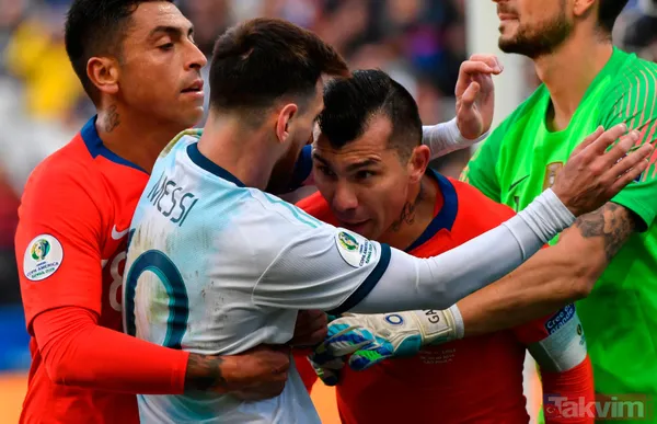 Messi ve Medel fena kapıştı! Kırmızı kartlar havada uçuştu - 4