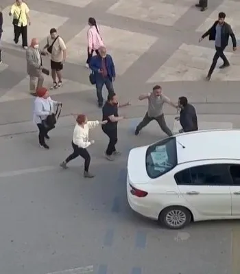 yol-vermeyen-surucuyu-tek-yumrukla-yikti-1650617790568.jpg Yol vermeyen sürücüyü tek yumrukla yıktı-3