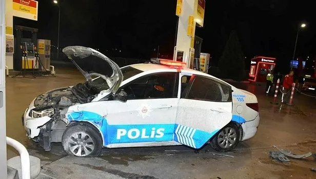 SON DAKİKA: İzmir'de dur ihtarına uymayan sürücü polis aracına çarptı: 1 polis yaralı