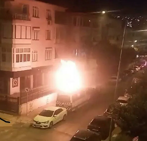 Son dakika: CHP'li Büyükçekmece Belediyesi'nin düzenlediği festivalde skandal! Kullanılan işaret fişeği eve ve servis aracına isabet etti-2