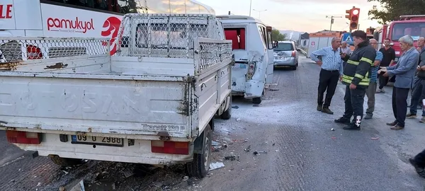 kamyonet-servis-minibusune-carpti-1-olu-6-yarali-1663668448975.jpg Kamyonet servis minibüsüne çarptı: 1 ölü, 6 yaralı-2