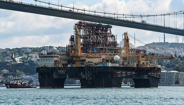 Dev petrol arama platformu "Scarabeo 9" İstanbul Boğazı'ndan geçti | Video