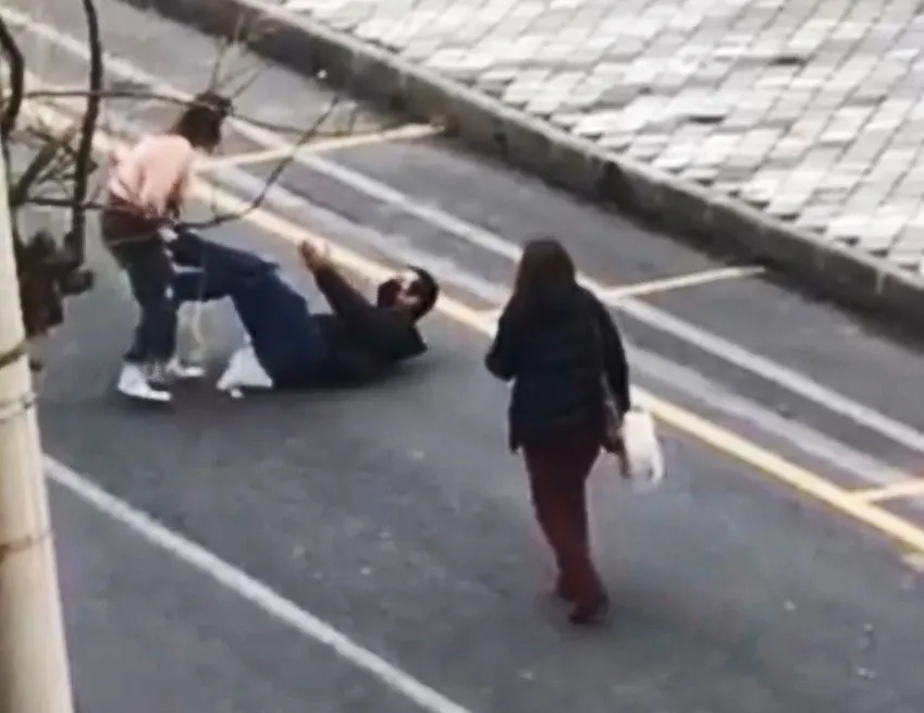 Bıçakla dehşet saçtı! O anlar kamerada