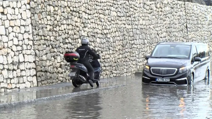 istanbulu-saganak-yagis-vurdu-araclar-yollarda-mahsur-kaldi-iett-otobusunu-su-basti-yolcular-ayakta-durmakta-z-1702741259248.jpeg İstanbul'u sağanak yağış vurdu! Araçlar yollarda mahsur kaldı | İETT otobüsünü su bastı: Yolcular ayakta durmakta zorlandı-3