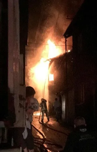 Son dakika: Bursa’da iki katlı binada korkudan yangın