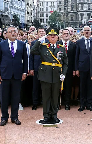 CHP'li Sezgin Tanrıkulu'nun protokol sevdası!