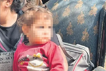 Vahşet göz göre göre geldi... Kocası boğazından bıçakladı: Cansız bedeni çocuğunun yanında bulundu