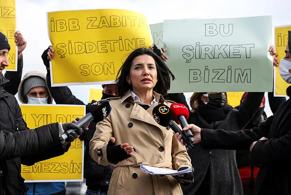 1642681087610.jpg Sultanahmet'te İBB'ye protesto! Taşımacılık işi sonlandırılan otobüs firmasının çalışanları eylem yaptı-4