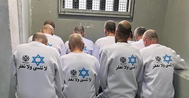 İsrail'den Filistinli esirlere tişört işkencesi: Davut yıldızı giydirdiler | Teslim edilen esirler hastaneye kaldırıldı