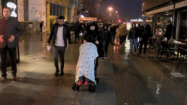 istanbulda-siddetli-yagis-simsekler-geceyi-aydinlatti-1582830300018.jpg İstanbul'da şiddetli yağış! Şimşekler geceyi aydınlattı-1