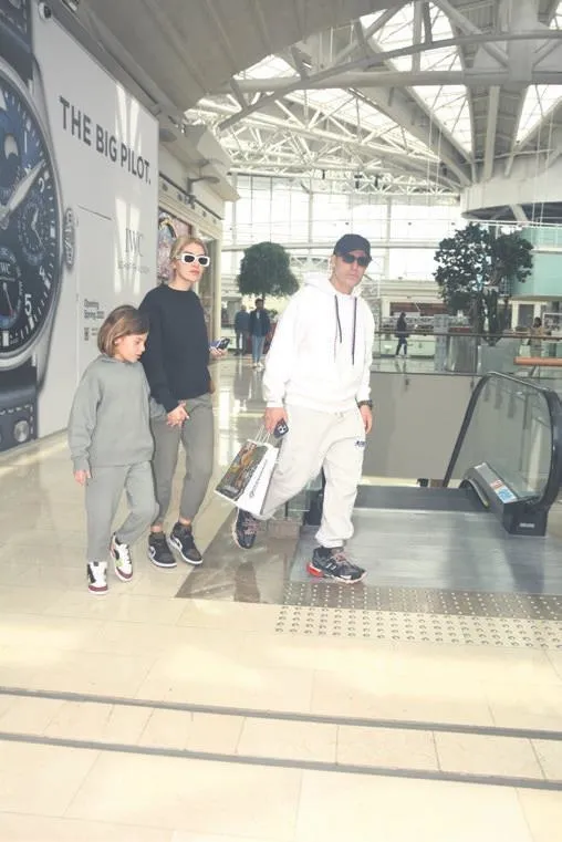 sarp-apak-esi-bengisu-apak-ile-goruntulendi-engin-ozturk-ile-cikan-haberler-hakkinda-bakin-neler-soyledi-1680472832209.jpeg Sarp Apak eşi Bengisu Apak ve arkadaşı Engin Öztürk'le ilgili çıkan haberler hakkında ilk kez konuştu!-14