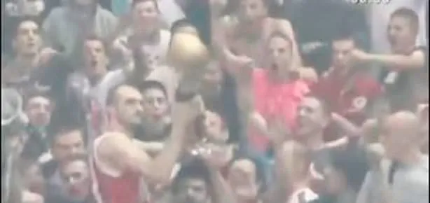 Yenilgiye isyan edip kupayı çaldılar