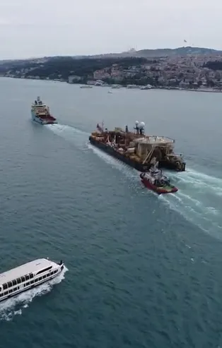 Son dakika: Karadeniz'deki gazın taşınması için deniz dibine boru döşeyecek "Castoro 10" İstanbul Boğazı'ndan geçti