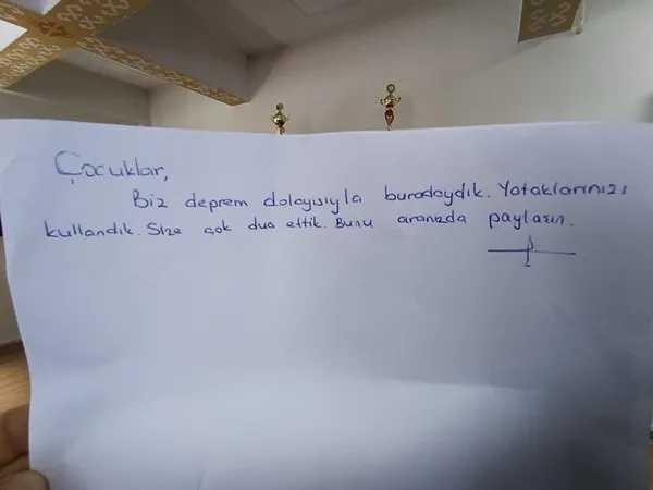 depremzedelerden-duygulandiran-davranis-aralarinda-para-toplayip-ogrencilere-biraktilar-1677046247034.jpg Depremzedelerden duygulandıran davranış: Aralarında para toplayıp öğrencilere bıraktılar!-5