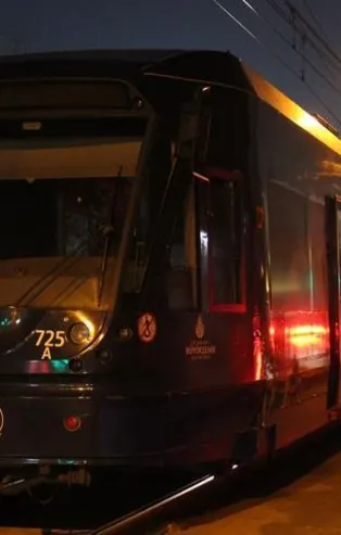 İstanbul'da tramvay arıza yaptı vatandaş yollarda kaldı