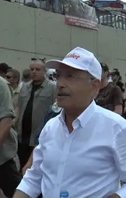 KK o pankarta bakmadan geçti