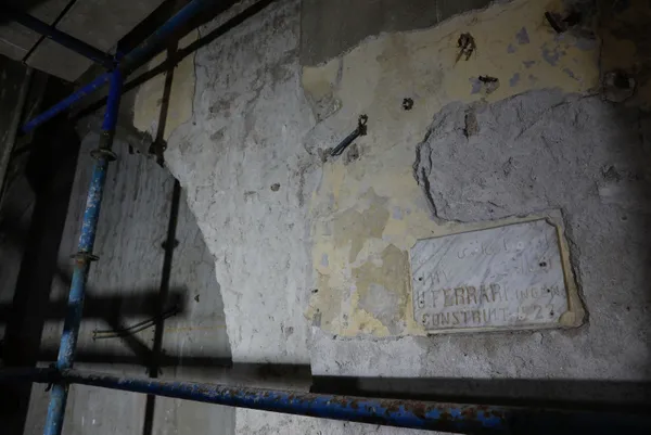 istanbulda-her-gun-yanindan-milyonlar-geciyor-haldun-taner-sahnesinde-sivanin-altindan-kitabe-cikti-1634281504764.jpg Haldun Taner Sahnesi'nin restorasyon çalışmalarında mimar kitabesi bulundu-2