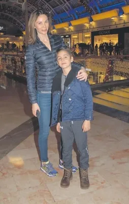 Ömer’ine sarıldı