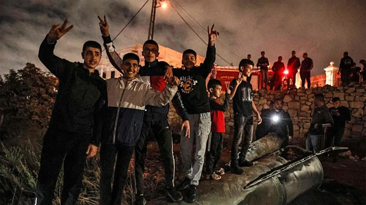 Filistinli gençlerden İran'ın misilleme füzesi üzerinde kutlama!