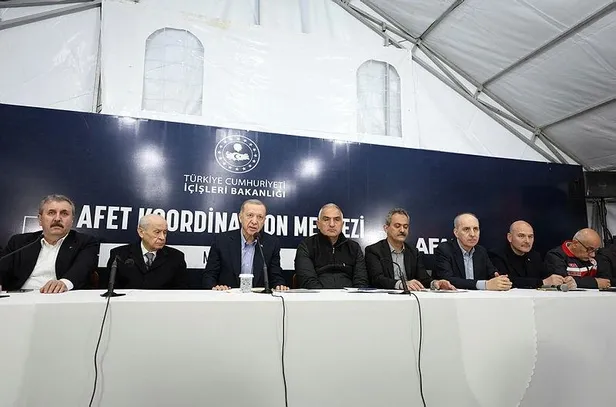 cumhurbaskani-erdogan-alperen-ocaklari-arama-kurtarma-ekibiyle-gorustu-1677614440181.jpeg Cumhur ittifakı afet bölgesinde! Başkan Erdoğan Kahramanmaraş'ta Alperen Ocakları arama- kurtarma ekibiyle görüştü-2