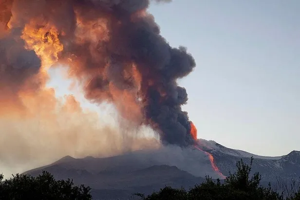 italyada-volkanik-patlamalar-etna-yanardagi-yeniden-faaliyete-gecti-1613516129198.jpeg