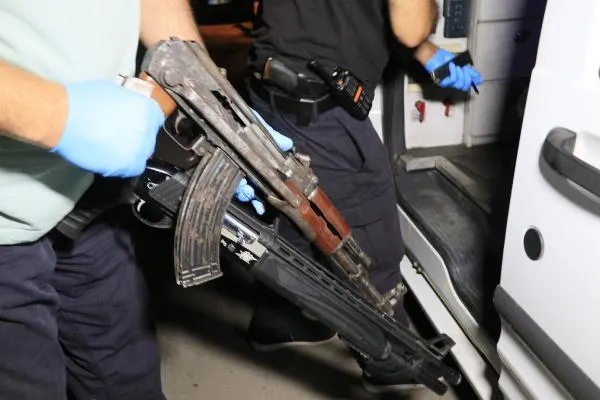Polis son anda fark etti cephanelik ele geçirdi: 6 şüpheli gözaltına alındı-3