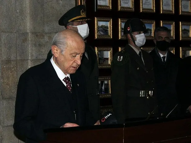 MHP Genel Başkanı Devlet Bahçeli yeni MYK ve MDK üyeleriyle Anıtkabir'i ve Alparslan Türkeş'in anıt mezarını ziyaret etti-1