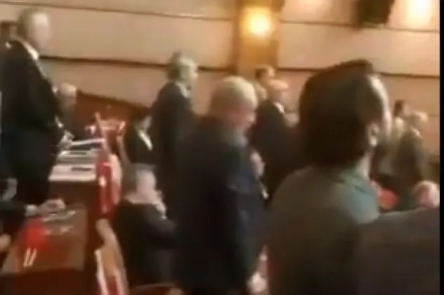 İBB'de skandal görüntüler! CHP'li üyelerden İstiklal Marşı'na saygısızlık