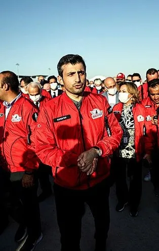 Selçuk Bayraktar'dan TEKNOFEST'te ülkemizin aydınlık yarını olan gençlere destek sözü