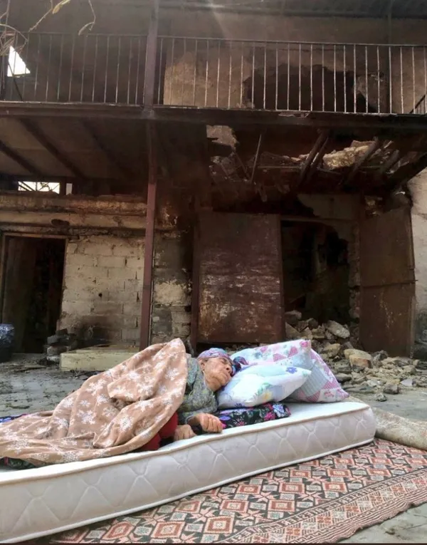 son-dakika-yanan-evinin-onunde-yerde-yatan-yasli-kadin-fotografiyla-yapilan-algi-yalan-cikti-kizi-soyledi-annemi-oraya-ben-yatirdim-1627983949615.jpg SON DAKİKA: Yanan evinin önünde yerde yatan yaşlı kadın fotoğrafıyla yapılan algı yalan çıktı! Kızı söyledi: Annemi oraya ben yatırdım-2